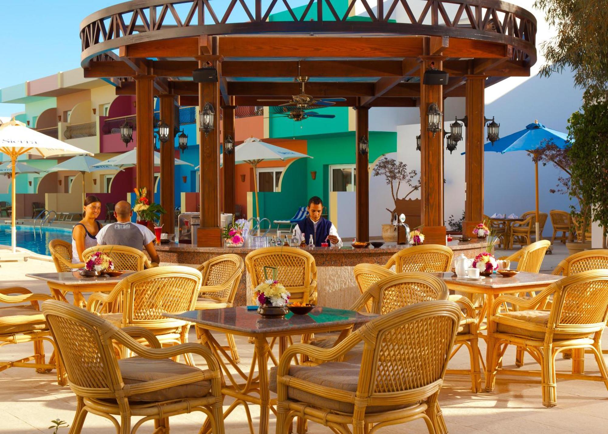Sierra Sharm El Sheikh Ξενοδοχείο Εξωτερικό φωτογραφία The pool bar at the Hilton Sharm El Sheikh