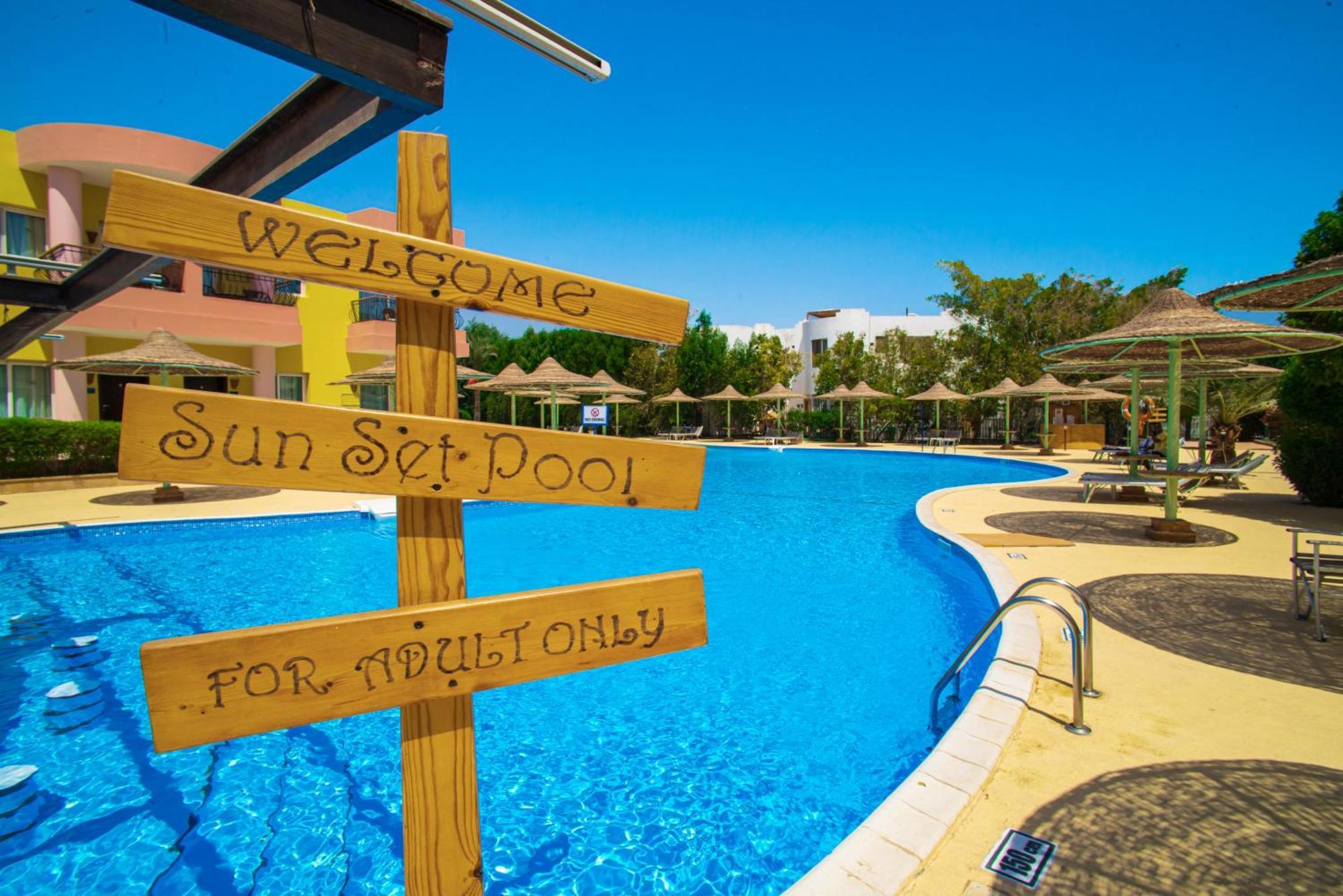 Sierra Sharm El Sheikh Ξενοδοχείο Εξωτερικό φωτογραφία The pool at the hotel