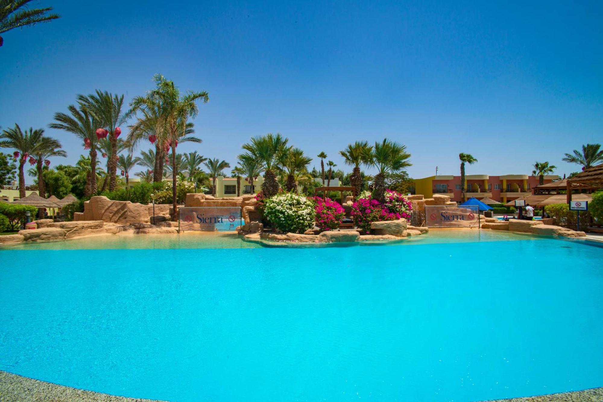 Sierra Sharm El Sheikh Ξενοδοχείο Εξωτερικό φωτογραφία The swimming pool at the Hilton Luxor