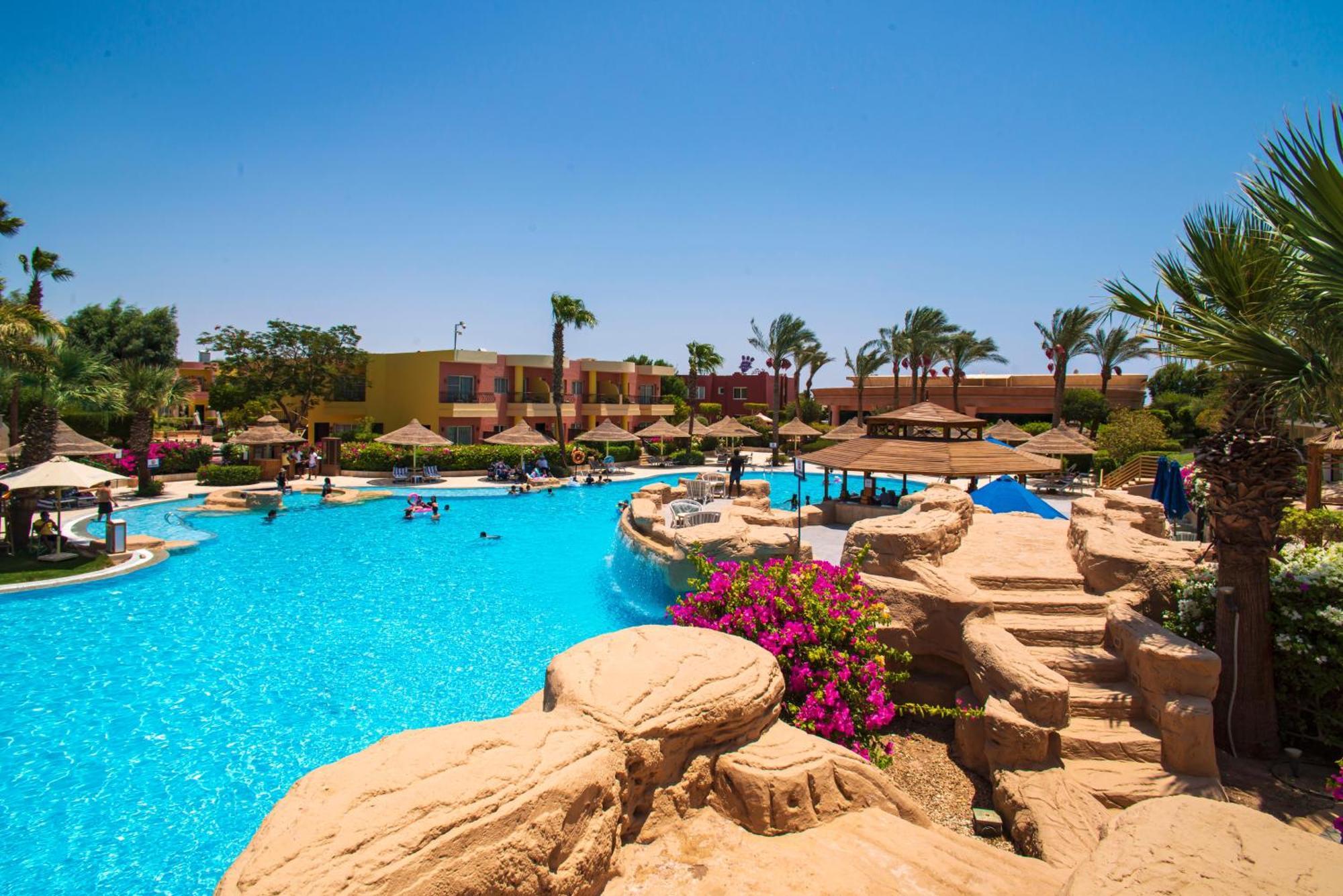 Sierra Sharm El Sheikh Ξενοδοχείο Εξωτερικό φωτογραφία A swimming pool at a resort in Egypt