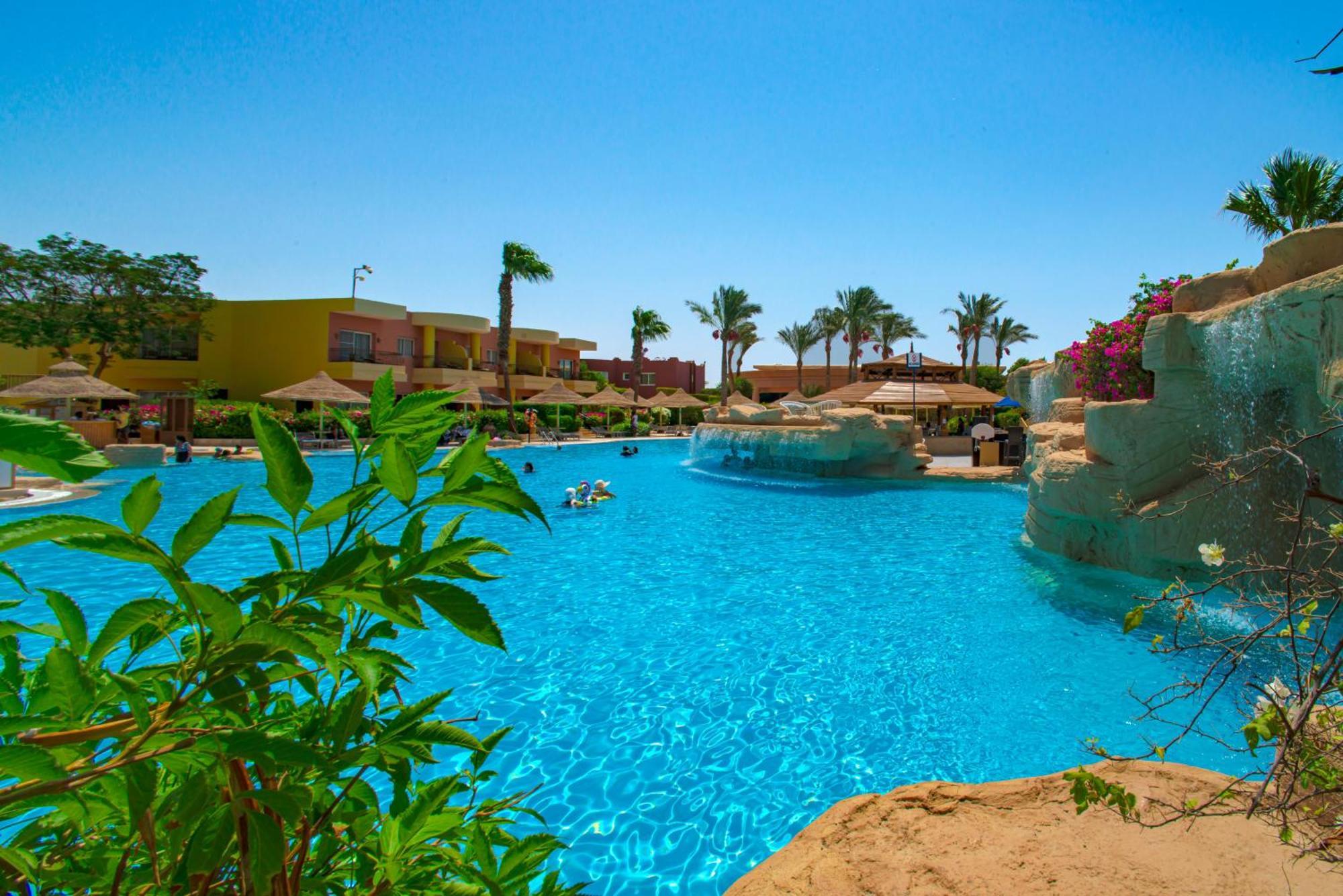 Sierra Sharm El Sheikh Ξενοδοχείο Εξωτερικό φωτογραφία A swimming pool at a resort in Egypt