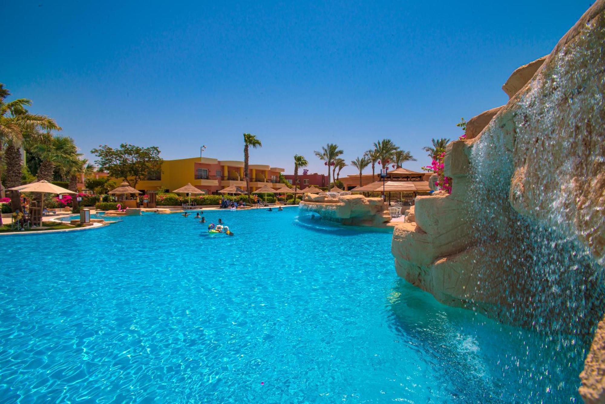 Sierra Sharm El Sheikh Ξενοδοχείο Εξωτερικό φωτογραφία A swimming pool at a resort in Egypt