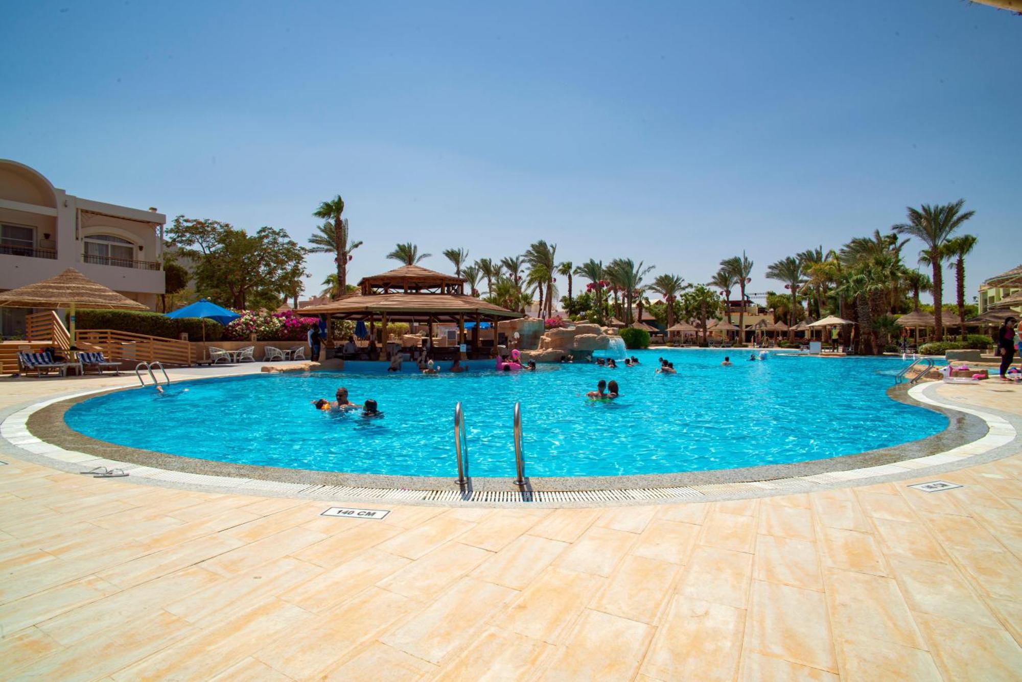 Sierra Sharm El Sheikh Ξενοδοχείο Εξωτερικό φωτογραφία A swimming pool at a resort in Egypt